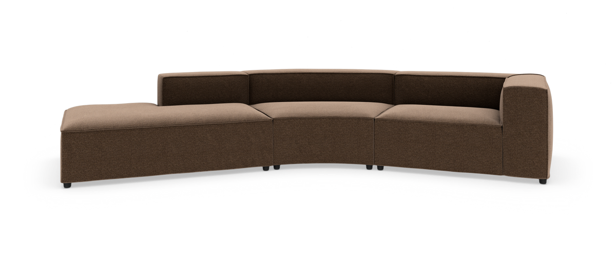 Brun modulsofa i buet sektion med chaiselong og brede armlæn på hvid baggrund.