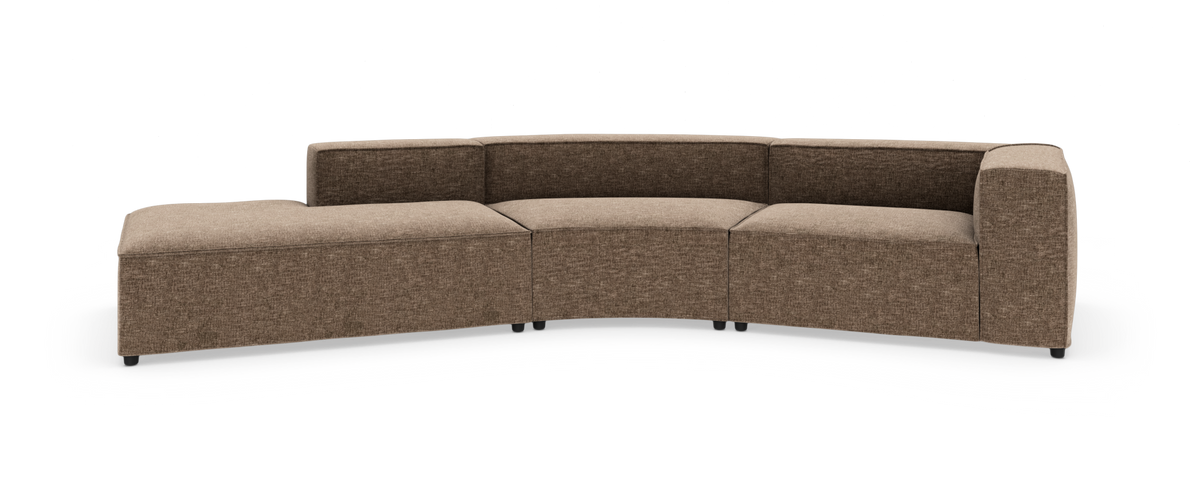 Brun modulær, let buet sofa med chaiselong og ét armlæn på højre side, frilagt på hvid baggrund.