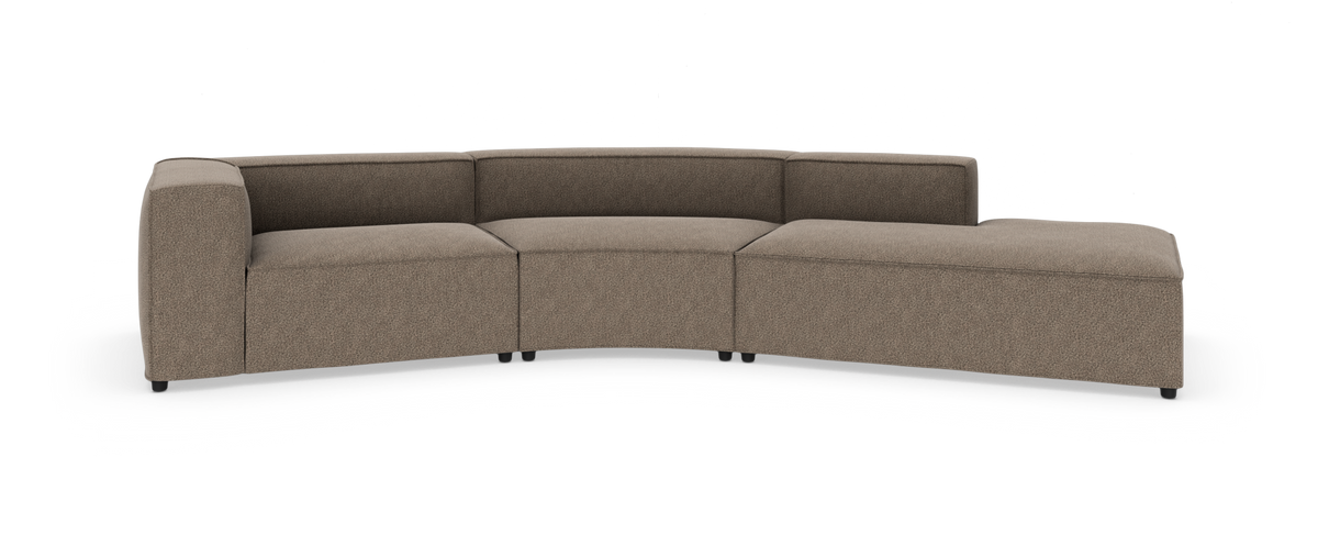 Modulsofa i brun‑beige stof med buet sektion og hjørne‑chaiselong, frilagt på hvid baggrund.