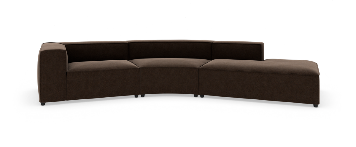 Brun modulsofa med chaiselong til højre, fotograferet forfra mod hvid studiobaggrund.