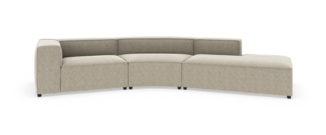 Modulær, buet beige stofsofa med chaiselong, fotograferet på hvid studiebaggrund.