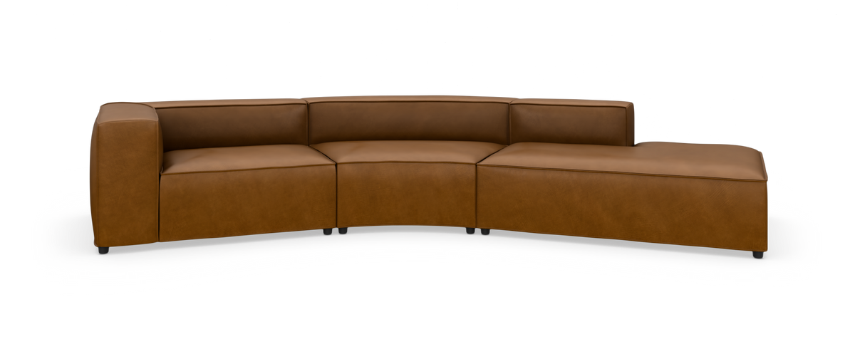 Brun, buet modulsofa i læder med chaiselong til højre på hvid baggrund.