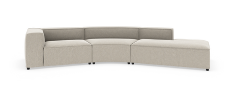 Lys beige modulsofa med buet hjørnesektion og højre chaiselong, lav ryg og kraftige sædehynder på hvid baggrund.