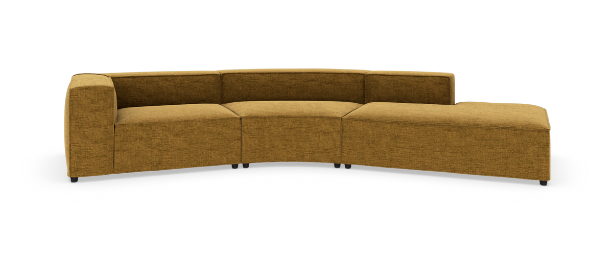 Modulsofa i sennepsgul tekstil med chaiselong til højre, fritstående på hvid baggrund.