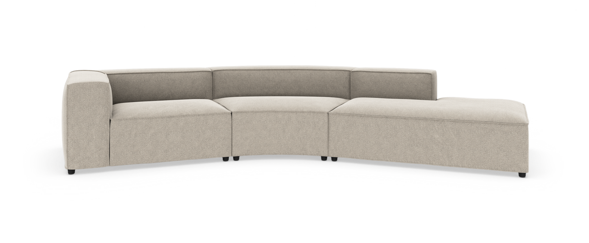 Modulær lysbeige hjørnesofa med buet sektion og chaiselong, frilagt på hvid baggrund.