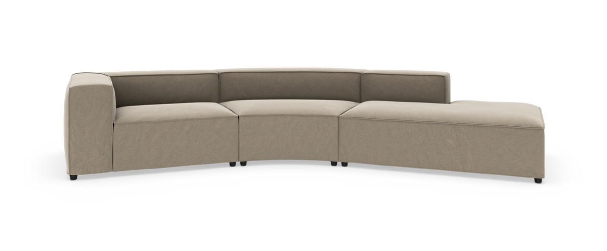 Beige modulsofa i buet sektion med chaiselong, frilagt på hvid baggrund.