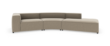 Beige modulsofa i buet sektion med chaiselong, frilagt på hvid baggrund.