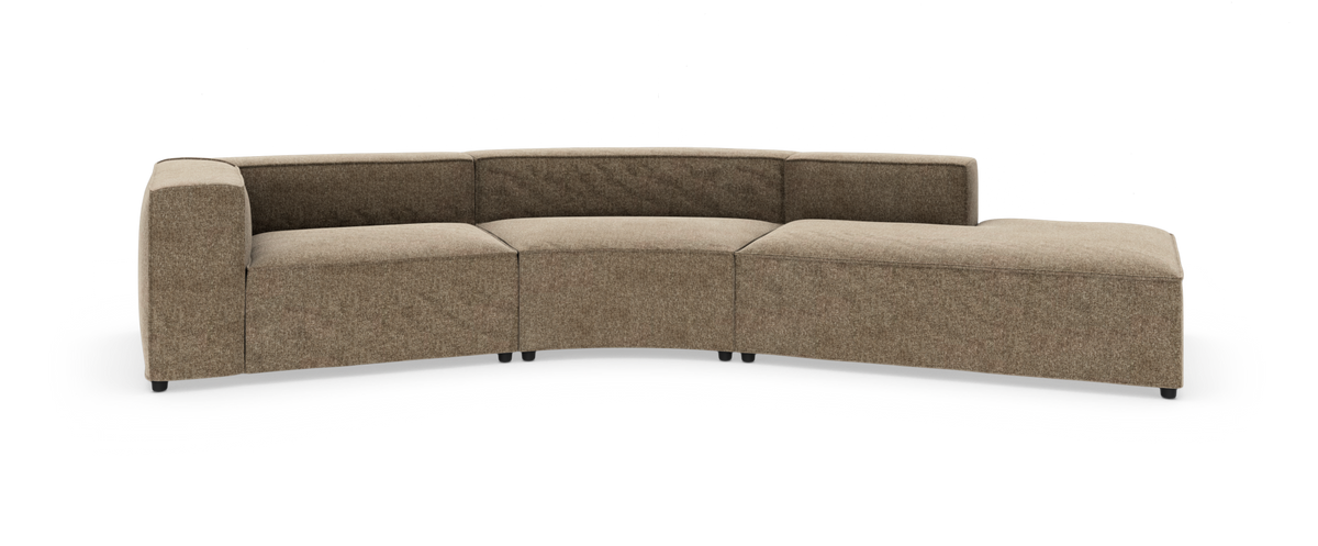 Buet modulsofa i beige/brunt stof med chaiselong til højre, lav ryg og bred armlæn, frilagt på hvid baggrund.