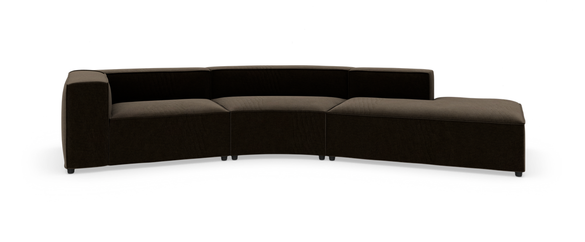 Mørkebrun modulsofa i buet L‑form med chaiselong, frilagt på hvid baggrund.