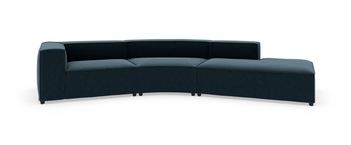 Modulær mørkeblå buet sofa med chaiselong til højre, frilagt på hvid baggrund.