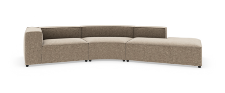Beige modulsofa i stof med blødt buet form og chaiselong til højre, frilagt på hvid baggrund.