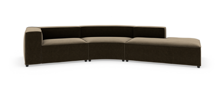 Modulær buet hjørnesofa i mørkebrun/beige tekstil med chaiselong, frilagt på hvid baggrund.