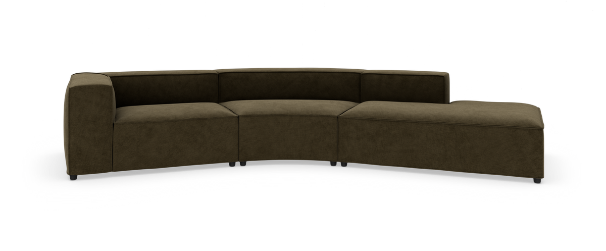 Modulsofa i mørk olivgrøn tekstil med buet form og højreplaceret chaiselong, frilagt på hvid baggrund.