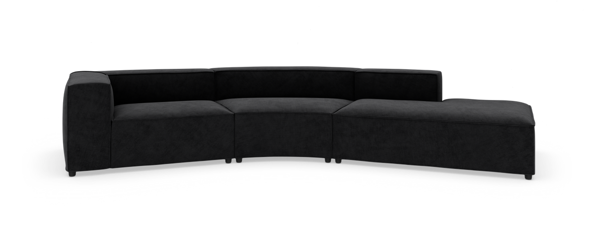 Modulsofa i sort stof med buet sektion og chaiselong, fritstående på hvid baggrund.