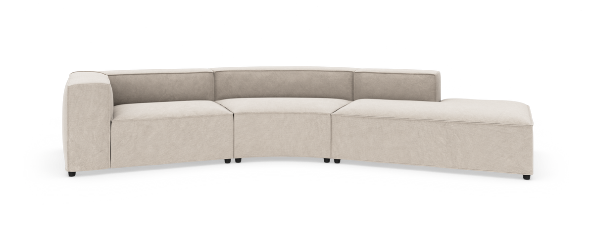 Lys beige modulsofa med blødt buet form, høj ryg og bred chaiselong til højre.
