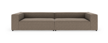 Modulsofa i brun‑beige stof med lave, brede armlæn, fotograferet lige forfra mod hvid studiobaggrund.