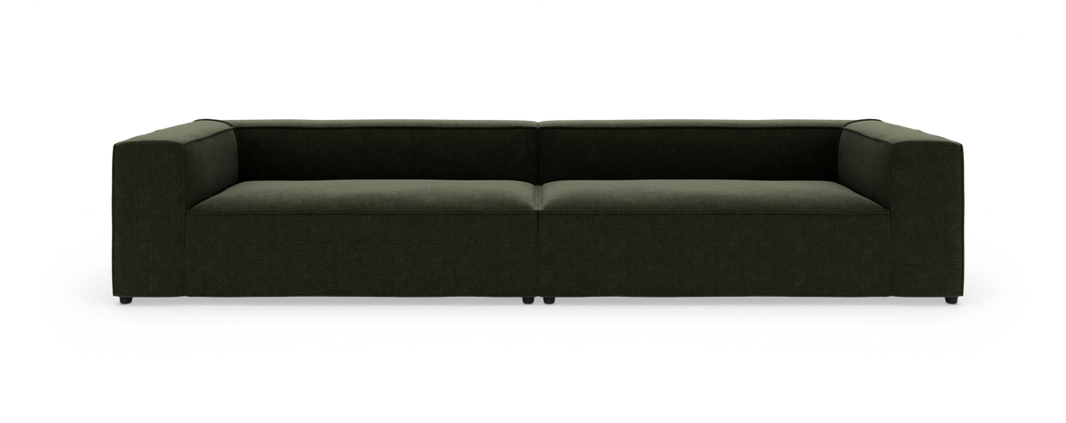 Mørkegrøn, moderne lav modulsofa med firkantede armlæn, fotograferet lige for i studio.