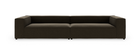 Mørkebrun, lav moderne modulsofa med brede armlæn, fotograferet lige forfra på hvid studiebaggrund.