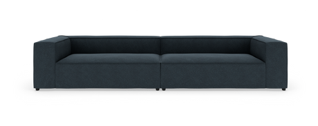Mørkeblå, lav modulær 2-personers sofa med brede kvadratiske armlæn, set forfra mod hvid baggrund.