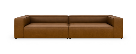 Lav, moderne 3-personers sofa i cognacfarvet læder, fotograferet forfra mod hvid baggrund.