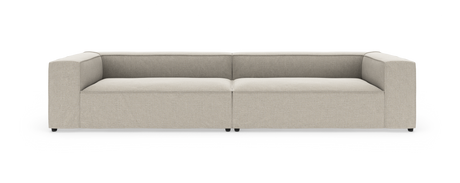 Beige, moderne modulsofa med lave rygge og brede armlæn, set lige forfra.
