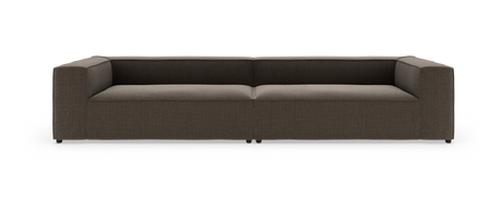 Brun lav modulsofa med stramme linjer set forfra på hvid studiebaggrund.