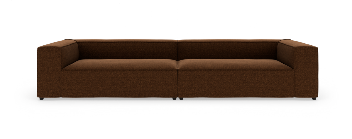 Brun modulsofa med brede armlæn og to siddepladser på hvid baggrund.