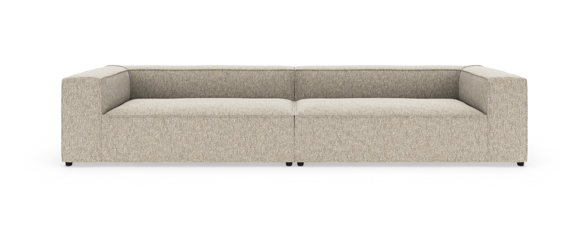 Beige modulsofa med brede armlæn, lav profil og to sædehynder, set forfra.