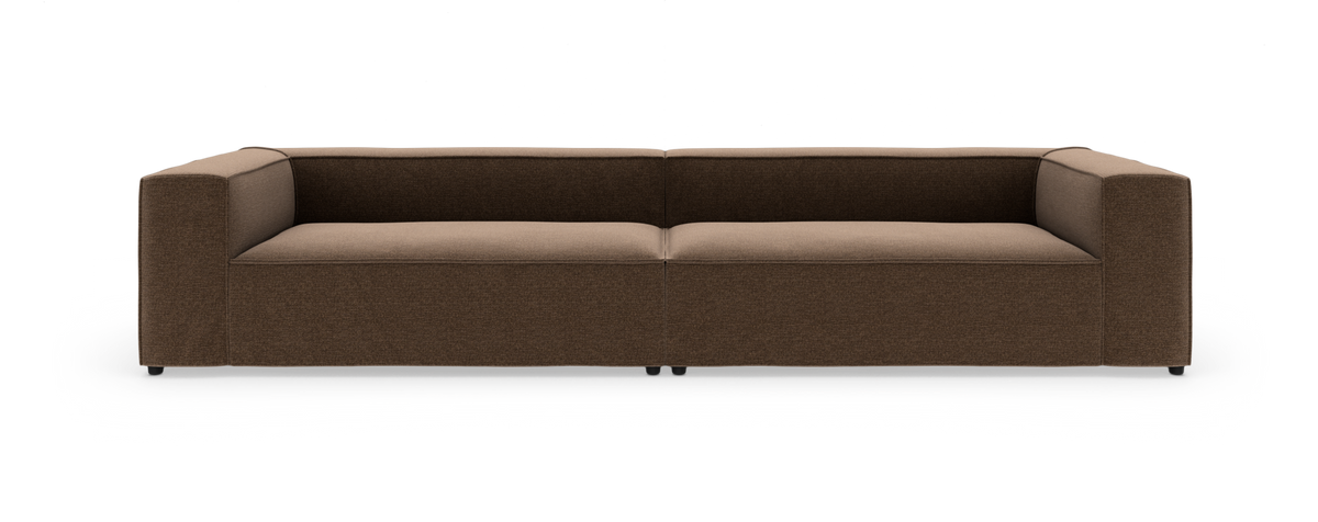 Brun, moderne sofa med bokset form på hvid studiobaggrund.