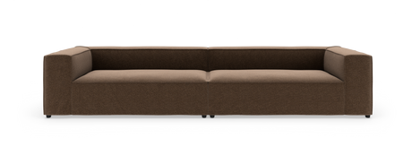 Brun, moderne sofa med bokset form på hvid studiobaggrund.