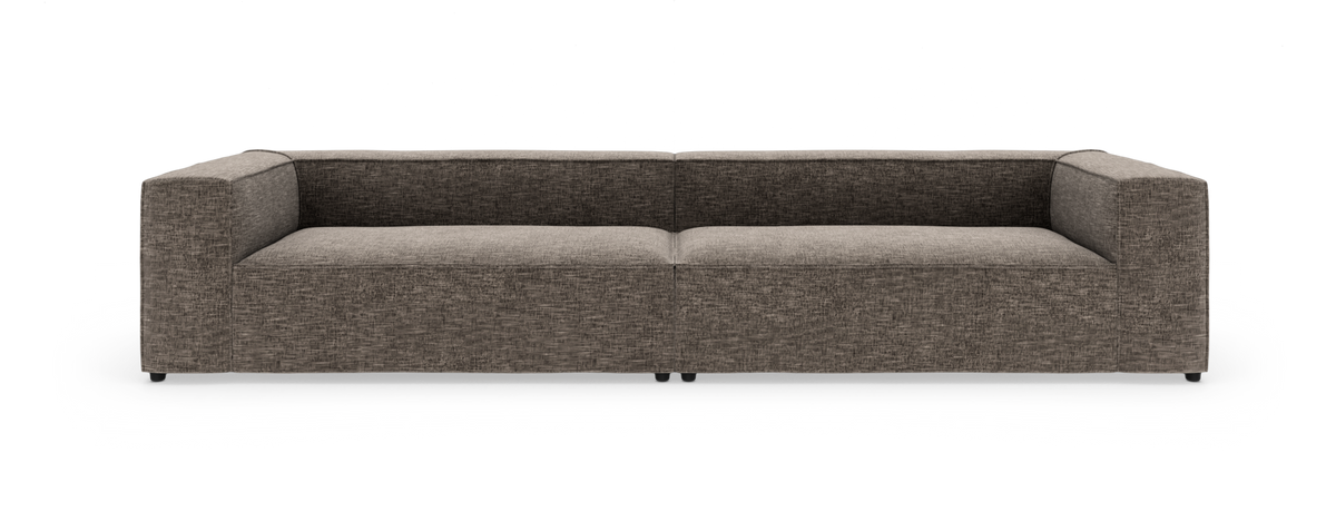 Brungrå lav modulsofa med tykke kubiske armlæn, set forfra på hvid baggrund.
