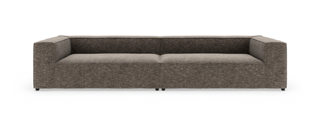 Brungrå lav modulsofa med tykke kubiske armlæn, set forfra på hvid baggrund.