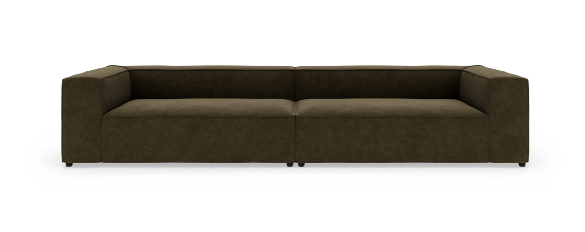 Mørk olivenbrun, lav og blokformet 3‑personers sofa set lige forfra på hvid studiobaggrund.