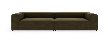 Mørk olivenbrun, lav og blokformet 3‑personers sofa set lige forfra på hvid studiobaggrund.