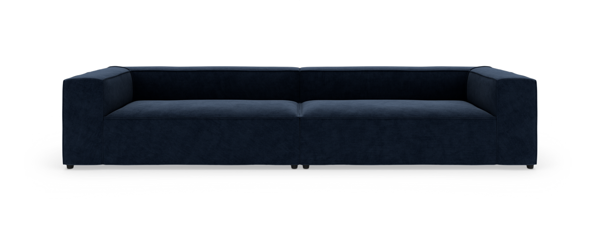 Mørkeblå, moderne 3-personers sofa med lave, bokseformede armlæn, fotograferet lige forfra mod hvid studiebaggrund.