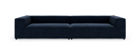 Mørkeblå, moderne 3-personers sofa med lave, bokseformede armlæn, fotograferet lige forfra mod hvid studiebaggrund.