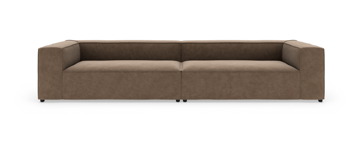 Moderne brun 2-personers modulsofa med brede armlæn, lav ryg og glatte sædehynder, frilagt på hvid baggrund.