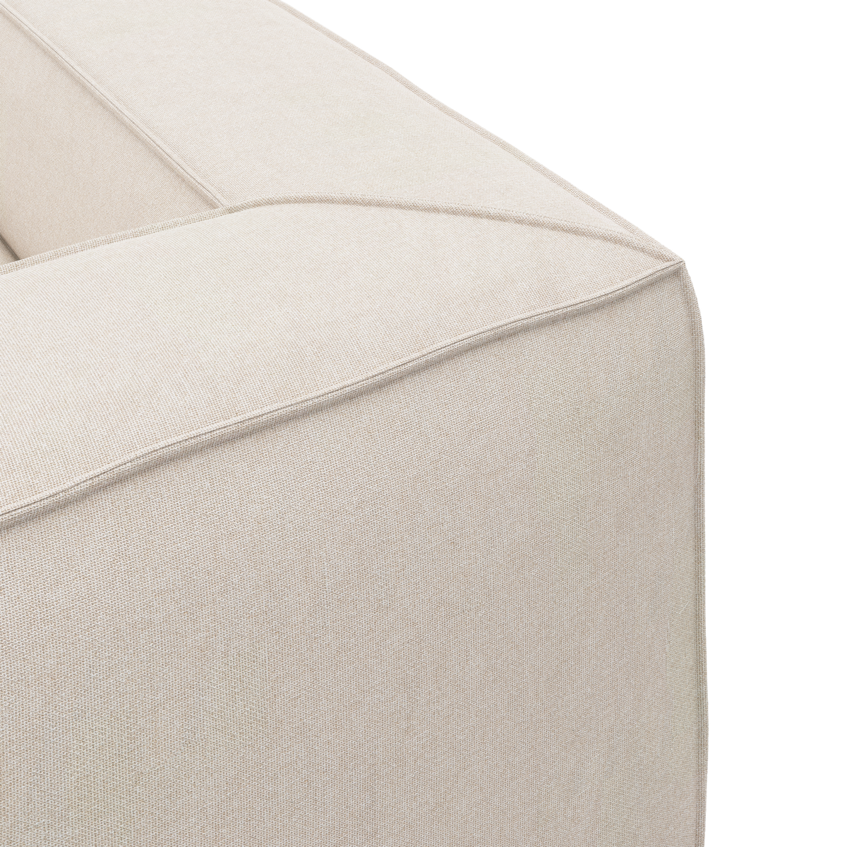 Nærbillede af hjørnet på en beige stofsofa med piping-søm, fotograferet i studie.