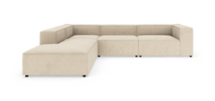 Beige modulsofa i L‑form med brede armlæn og lav siddehøjde på hvid baggrund.