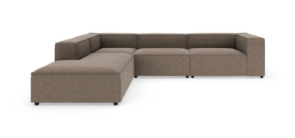 Modulær L‑formet sofa i beige/brun tekstil på hvid studiebaggrund.