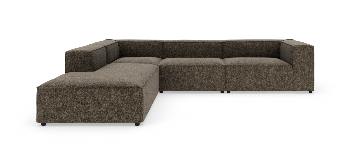Modulsofa i L‑form, brunmeleret tekstil, lav profil og brede armlæn.