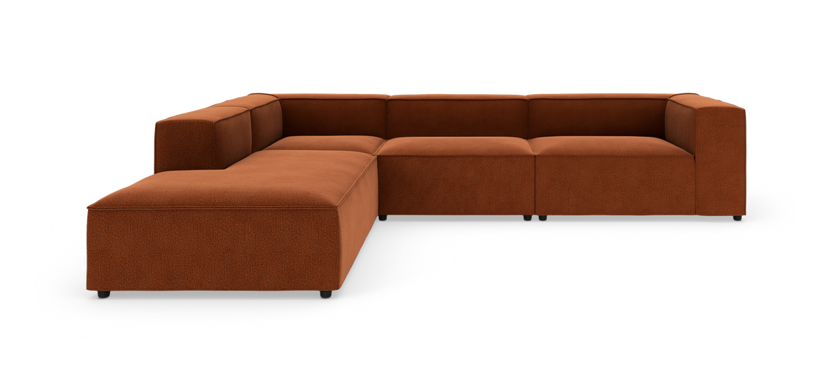L‑formet modulsofa i rustfarvet stof, moderne og lav.