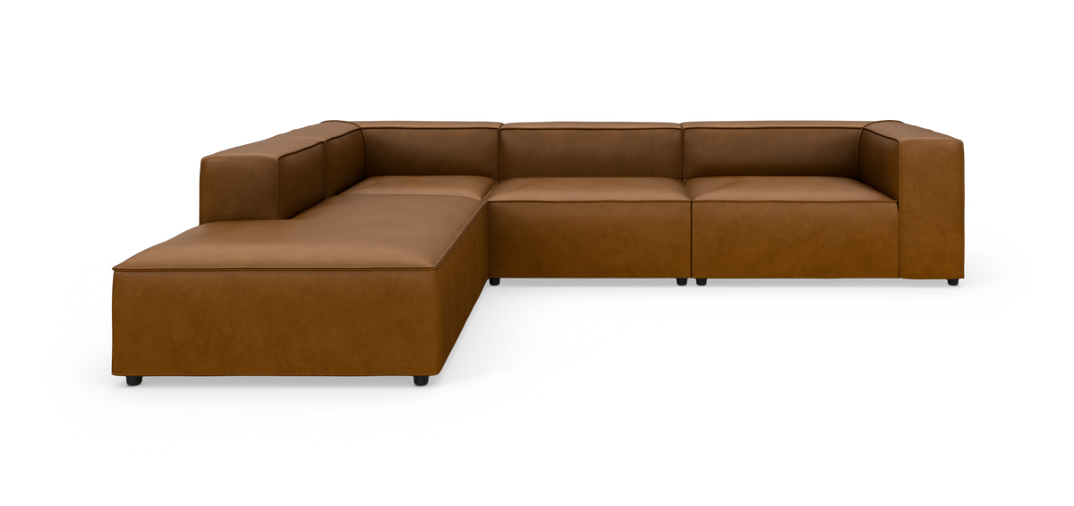 Modulær brun lædersofa i L-form på hvid baggrund.