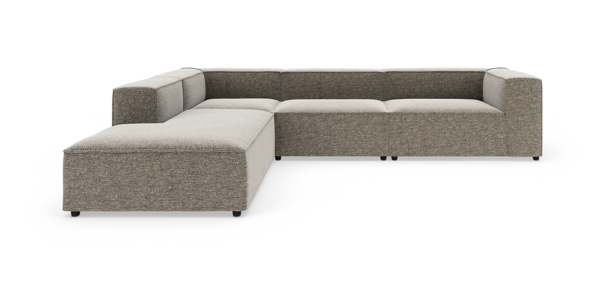 Modulær L-sofa i lys grå/beige tekstil med bred chaiselong til venstre, frilagt på hvid baggrund.