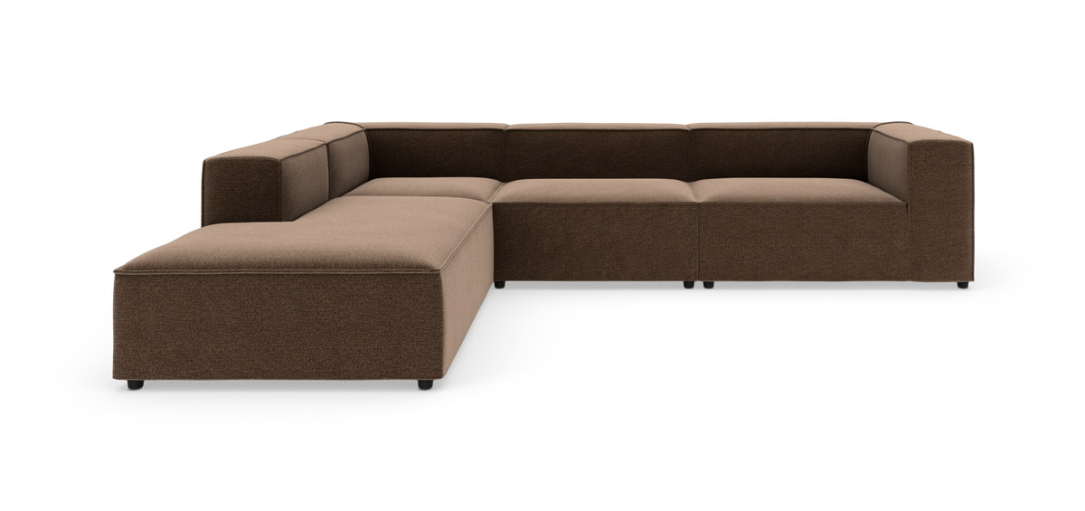 Modulær L-formet hjørnesofa i brun og beige tekstil, fritstående på hvid baggrund.