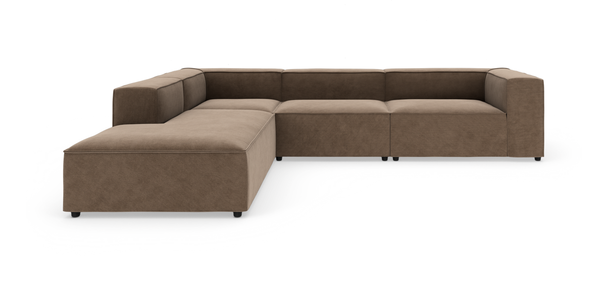 L-formet modulsofa i brun/beige stof på hvid baggrund.
