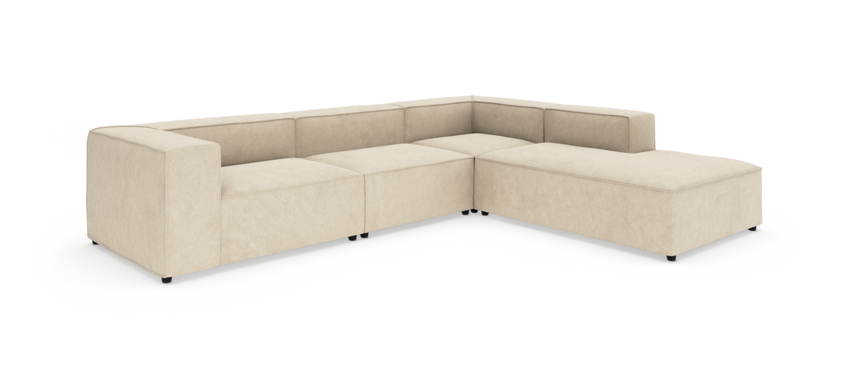Beige L‑formet modulsofa med chaiselong til højre, fritlagt på hvid baggrund.