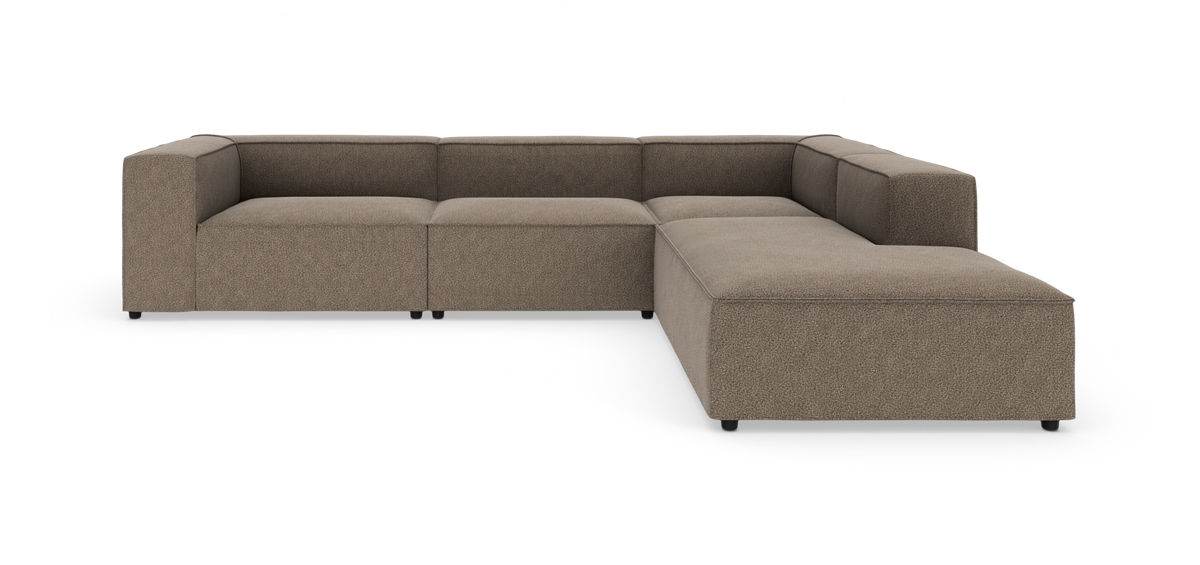 Modulær L‑sofa i taupe tekstil med brede armlæn på hvid baggrund, vist fra to vinkler.