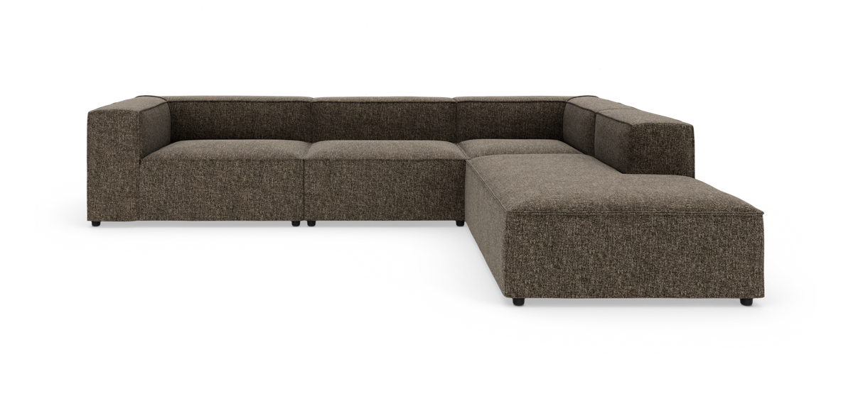 Modulsofa i U-form med chaiselong til højre i brunmeleret stof, frilagt på hvid baggrund.
