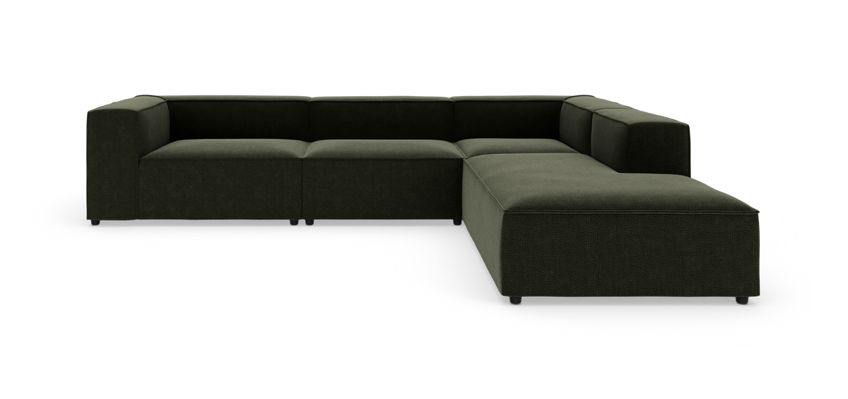 Modulsofa i mørkegrøn L-form, moderne og lav, vist på hvid baggrund.